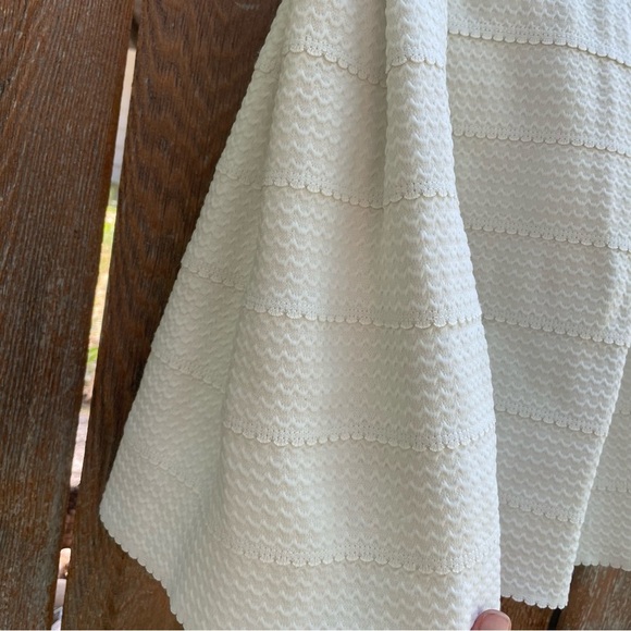 H&M Women’s White Textured Flare Skater Mini Skirt Pull On Size Small - Picture 6 of 11